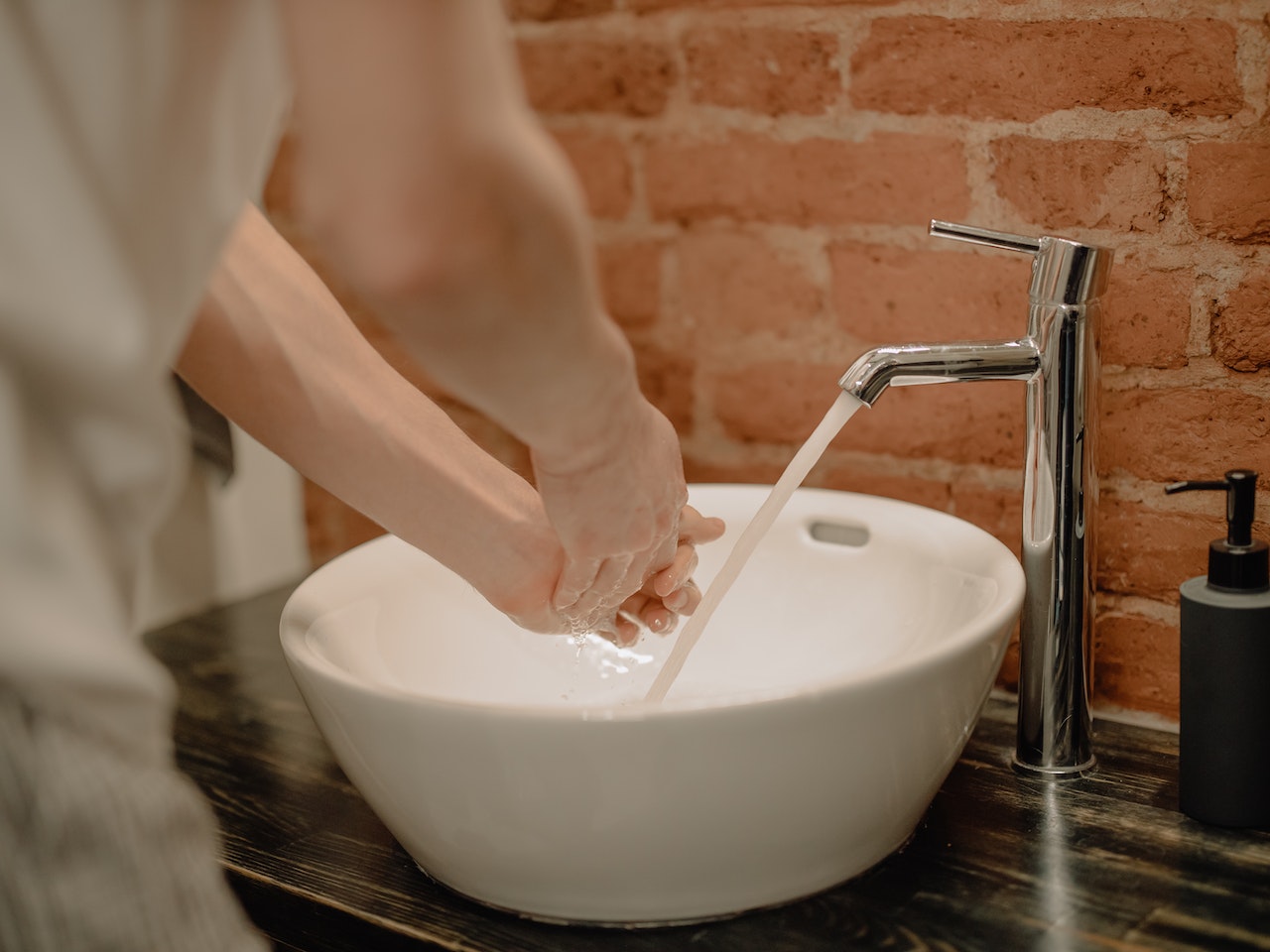 washing hands 
